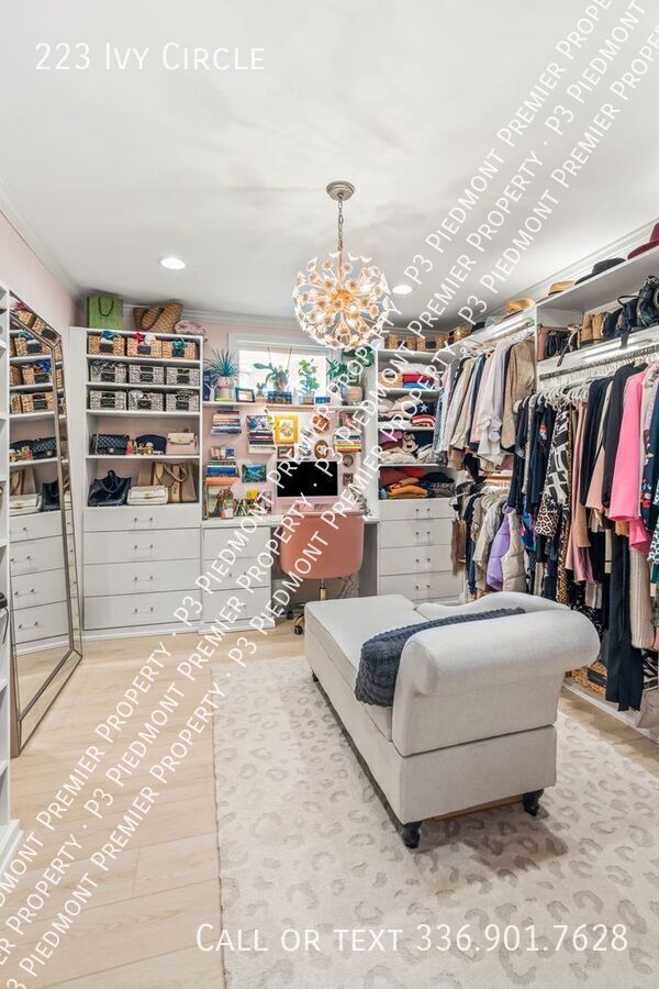 Building Photo - 223 Ivy Cir