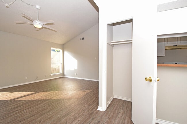 Building Photo - King Albert