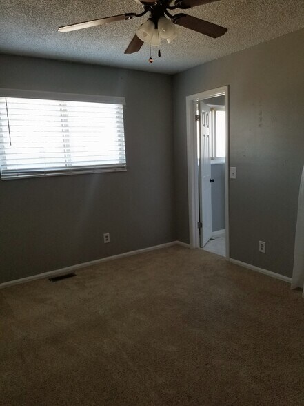 Master bedroom - 9725 Fillmore St