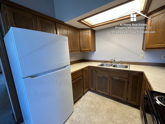 Building Photo - 101 East 10th Street, Apartment 13