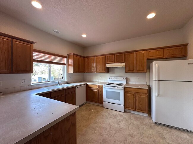 Building Photo - Welcome to this spacious and inviting single-family home w/fully fenced backyard! New Carpet Inst...