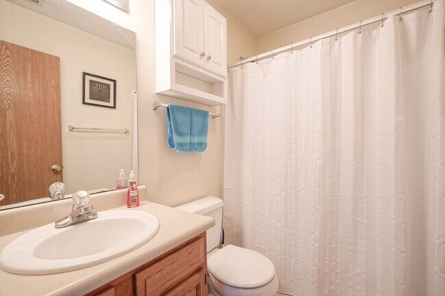 Building Photo - South side 3 Bedroom, 2 Bath Home, w/ 2 car attached garage