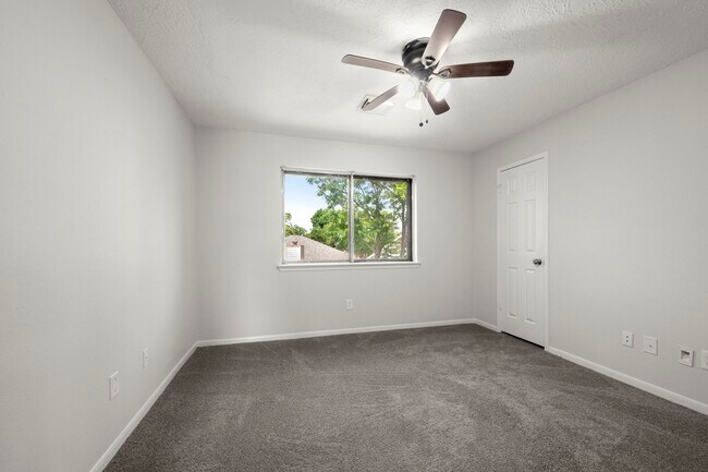 Building Photo - 16518 Elmwood Point Ln