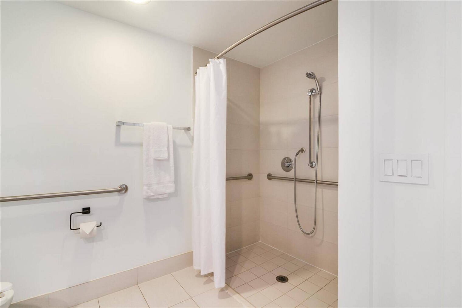 Building Photo - 2602 E Hallandale Beach Blvd