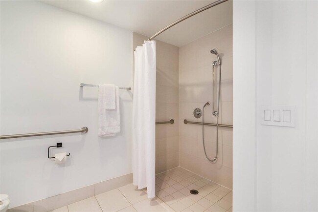 Building Photo - 2602 E Hallandale Beach Blvd