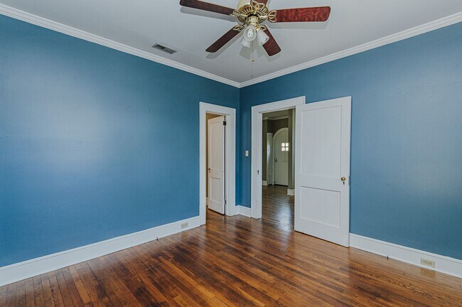 Building Photo - 3 Bed-2 Bath Bungalow in Burlington available  JULY