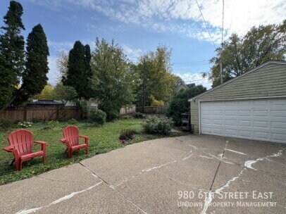 Building Photo - 980 6th St E