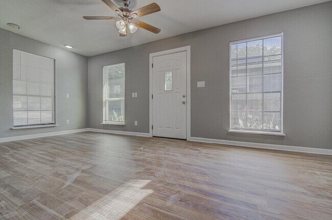 Building Photo - 1807 Briar Hill Dr