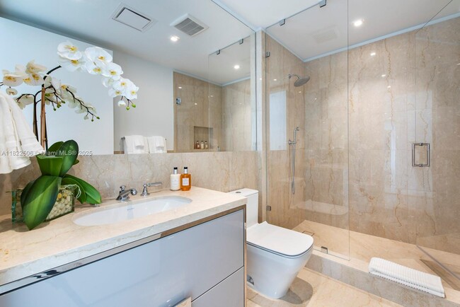 Building Photo - 15701 Collins Ave