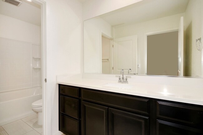 Building Photo - Gorgeous 4 Bedroom 3.5 bath home