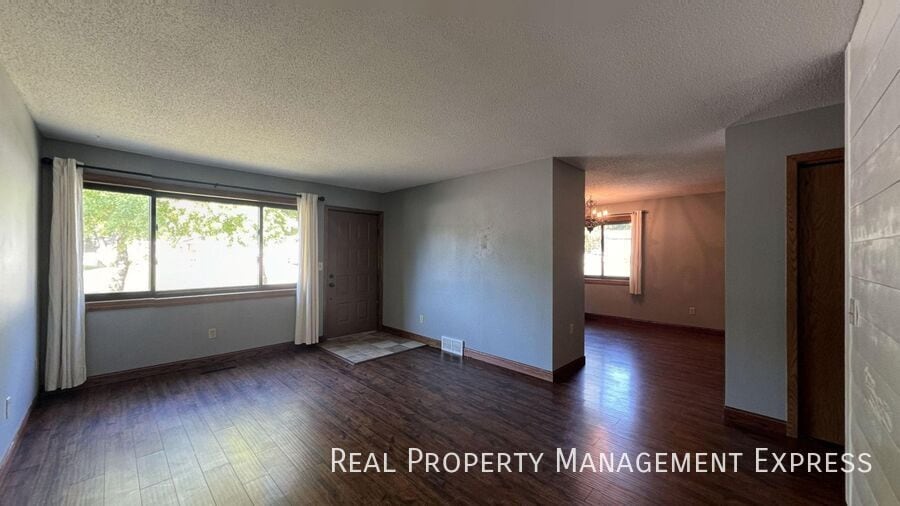 Building Photo - Spacious 5-Bedroom Home with Modern Updates in Sioux Falls