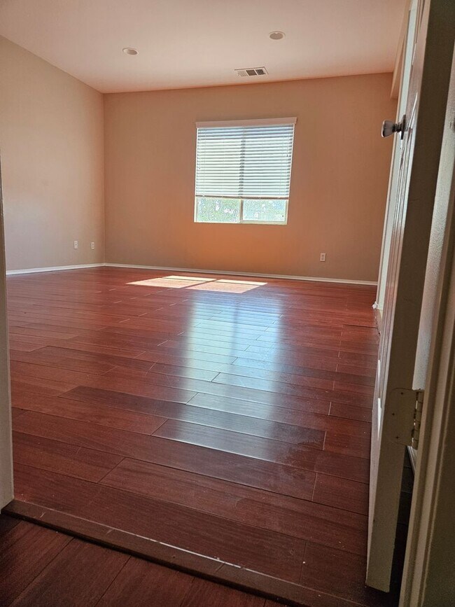 Building Photo - 5 BEDROOM OAK HILLS / HESPERIA HOME