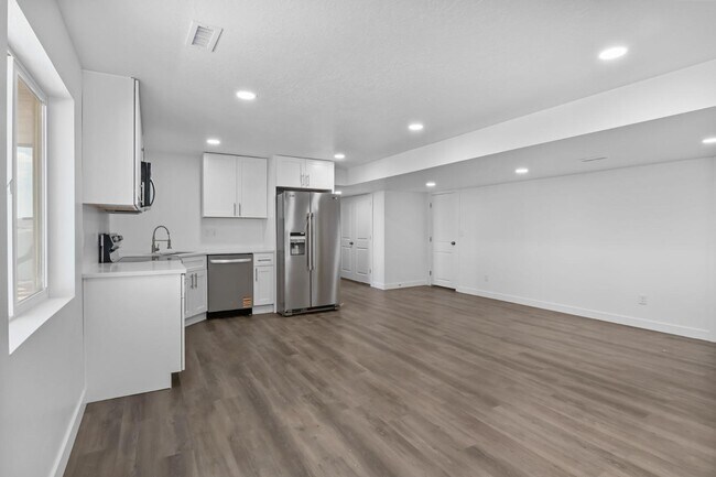 Building Photo - 2464 N Fernleaf Dr - 2646 Fern Leaf (Basement