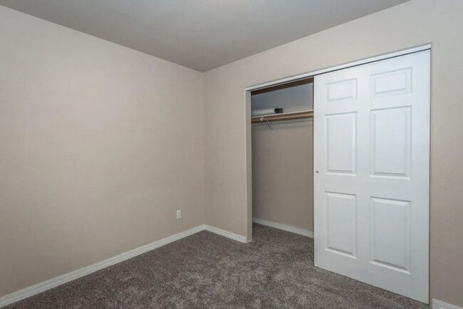Building Photo - Spacious 3 Bed 2 Bath Condo