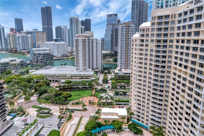 Building Photo - 848 Brickell Key Dr