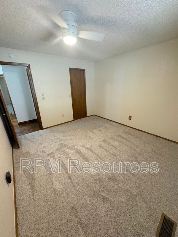 Building Photo - 12000 Hollyrock Dr