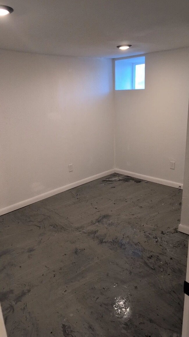 Building Photo - 14th St 3