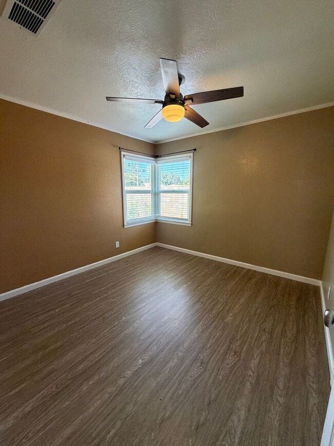 Building Photo - Newly Renovated Home in Tower District!
