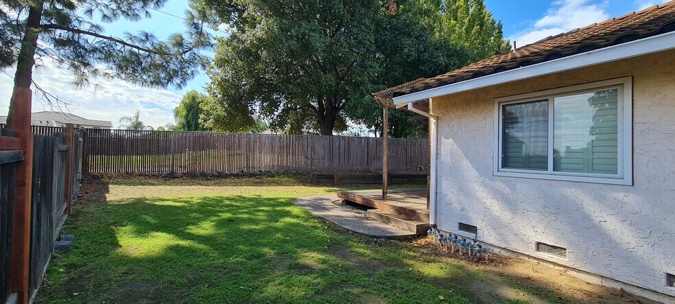 Building Photo - 2912 Honeynut St