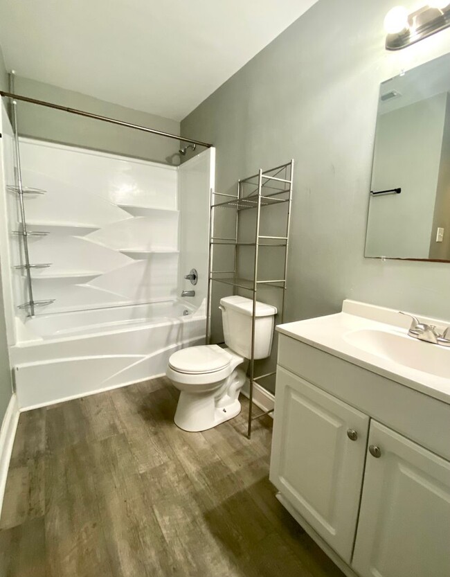 Building Photo - Beautiful 3 Bedroom 2 Bathroom House Off o...