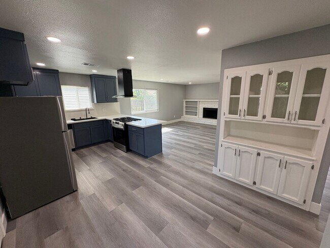 Building Photo - Solar equipped Lemoore home Available Now!