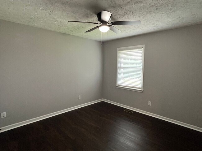 Building Photo - Stunning Tri-level Home on Cul-de-sac