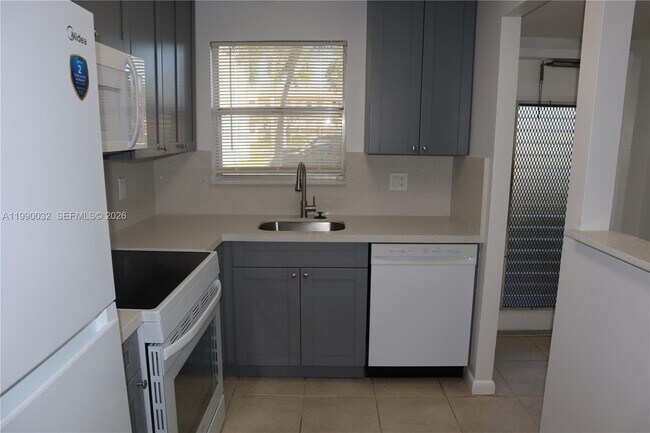 Building Photo - 8500 Sunrise Lakes Blvd