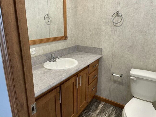 Building Photo - 638 Birchwood Dr