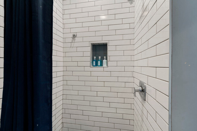 Building Photo - 109 S Paulina St