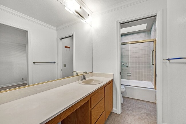 Building Photo - Beautiful Townhome in the Heart of Pleasanton