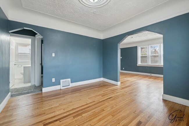 Building Photo - 4 bedroom $1300