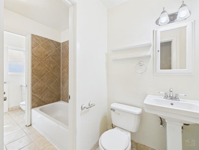 Building Photo - 1411 Kamar Dr