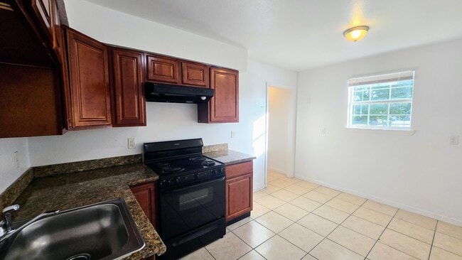 Building Photo - 2431 Octavia Dr