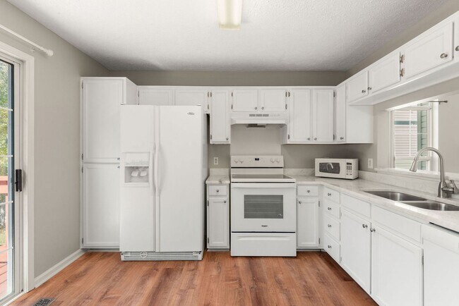 Building Photo - Highly sought after Chesney Glen division....