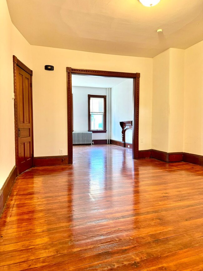 Building Photo - Spacious Duplex with hardwood floors and g...