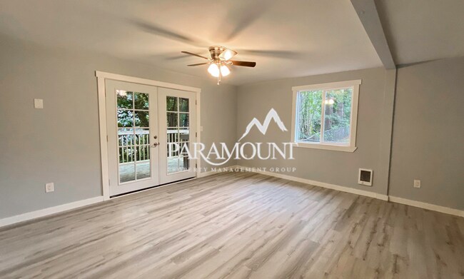 Building Photo - Bright and Modern 2 Bed with Large Bonus Room/Den!
