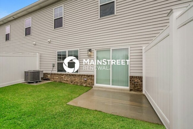 Building Photo - 3 Bedroom Pet-Friendly Home in Jeffersonville, IN with Main Street Renewal