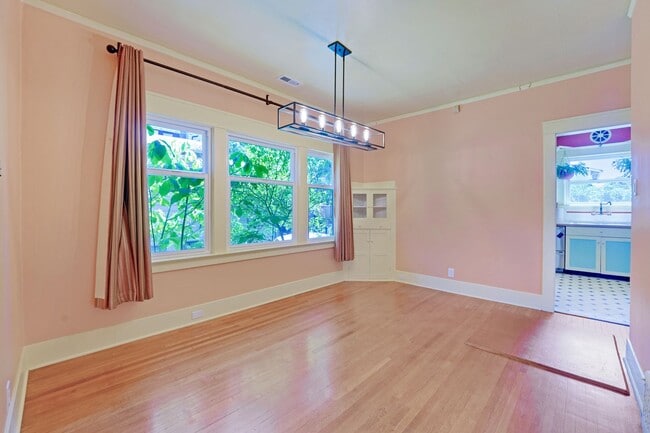 Building Photo - Vibrant Seattle Home