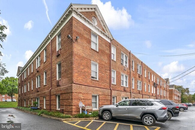 Building Photo - 922 S Washington St