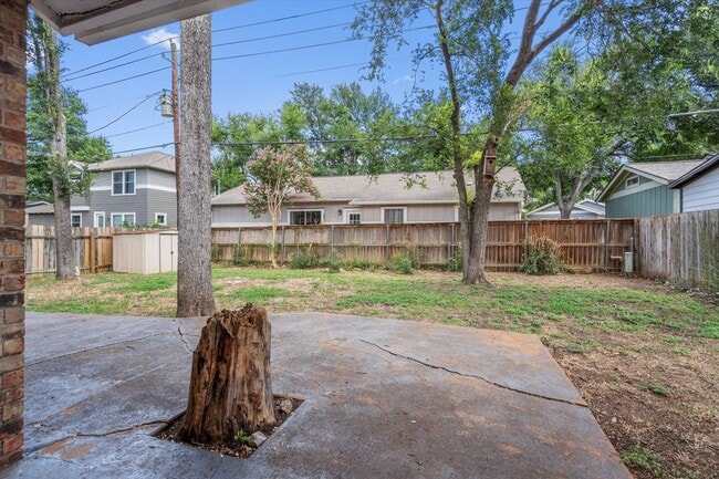 Building Photo - 10057 Woodland Village Dr