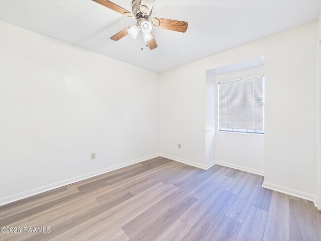 Building Photo - 104 Country Ln