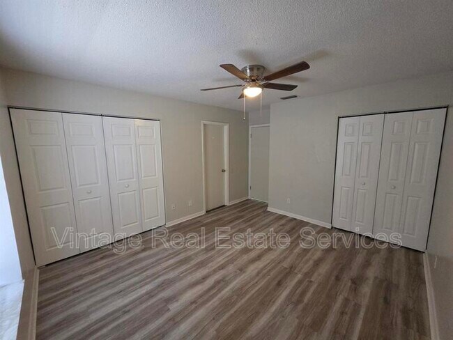 Building Photo - 851 Creekway Ct