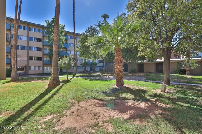 Building Photo - 351 E Thomas Rd