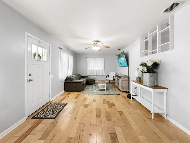 Building Photo - 10904 Temple Ave