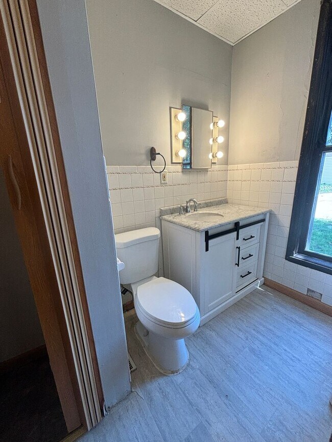 Building Photo - 2bd 1ba duplex available for rent!