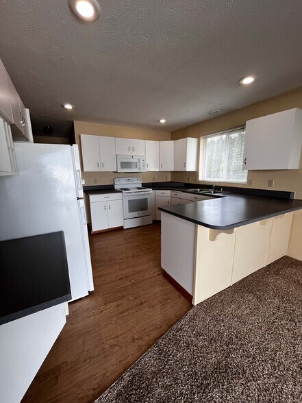 Building Photo - 723 E Sitka Ave