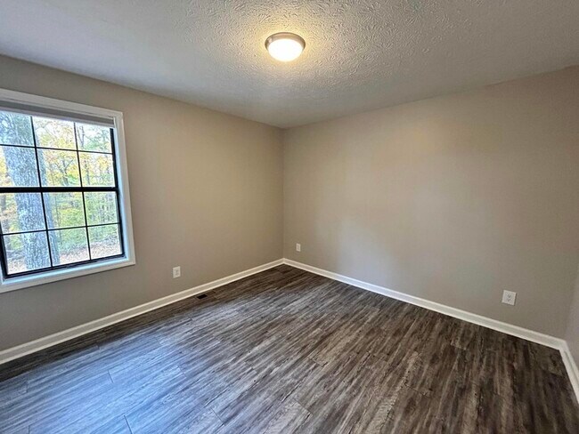 Building Photo - Stunning 3 bed / 2 bath home | Available now!