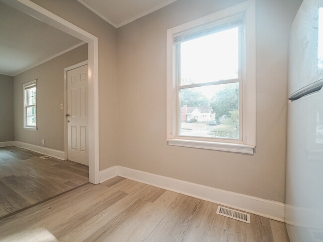 Building Photo - "Charming 4-Bedroom Gem in Charlotte - Cozy Living with Spacious Comfort!"