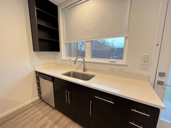 Building Photo - Beautiful 2Bed + 2.5Bath Modern Home Locat...