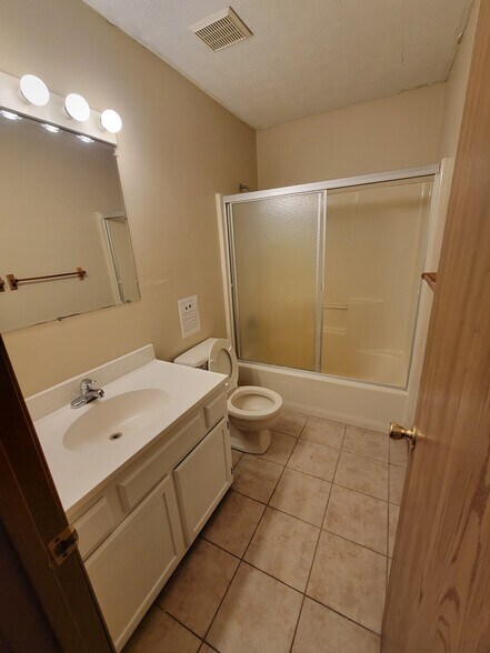 Building Photo - 2505 Meloy Rd